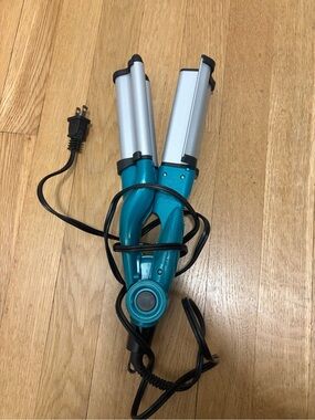Teal Triple Barrel Hair Waver